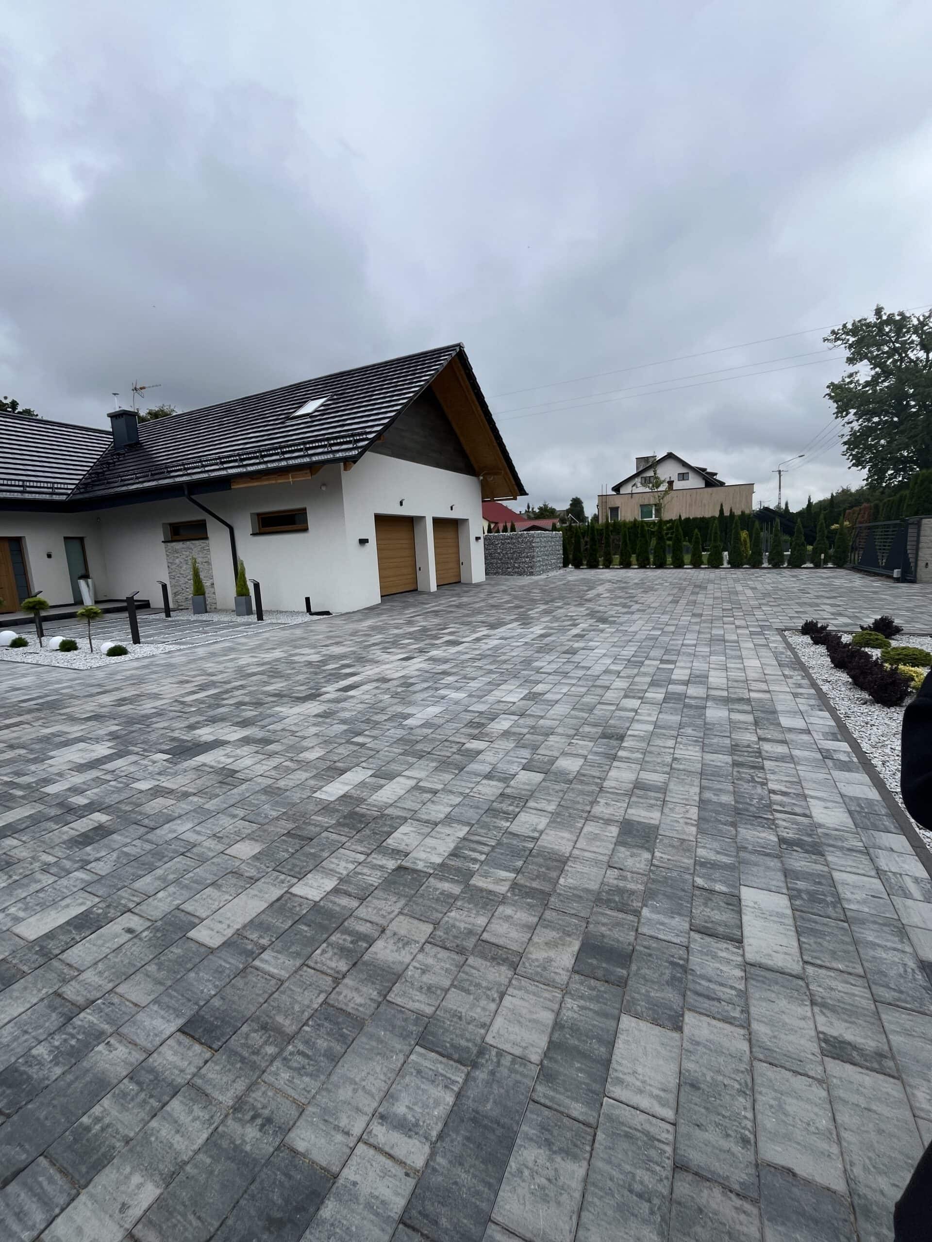 Ułożona kostka brukowa na podjeździe